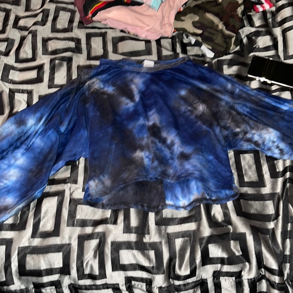 Black,white, and dark blue long sleeve crop top